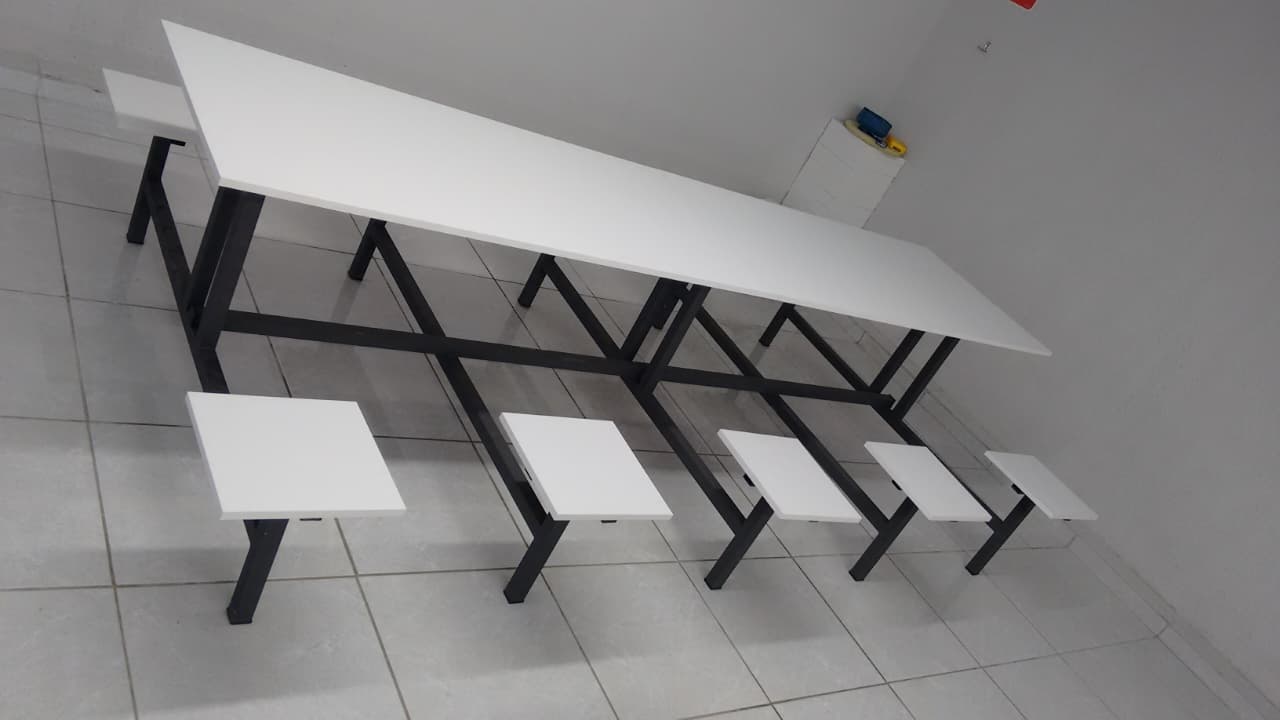Mesa e bancos com estrutura metálica